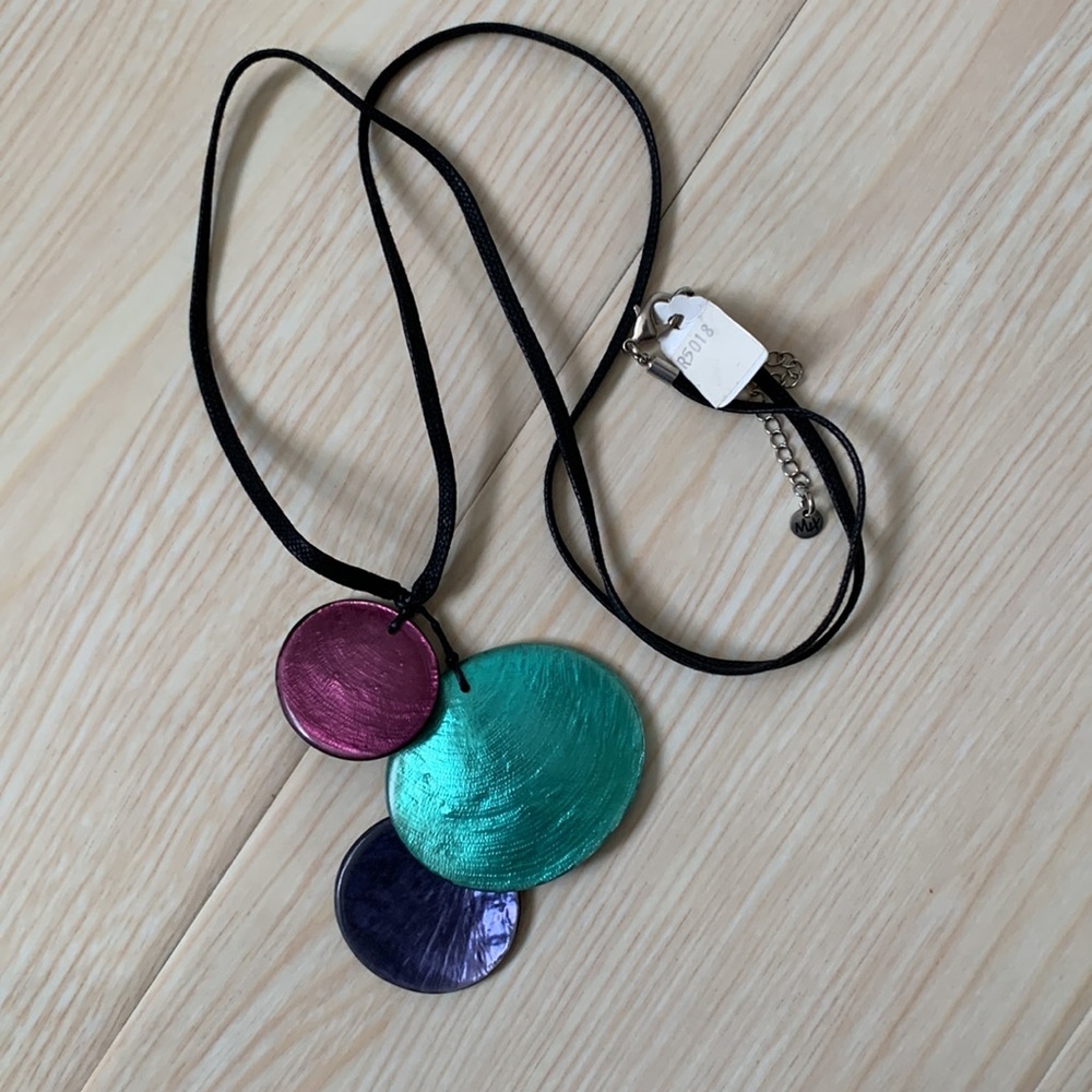 Resin Shell Necklace - Picture 4 of 6